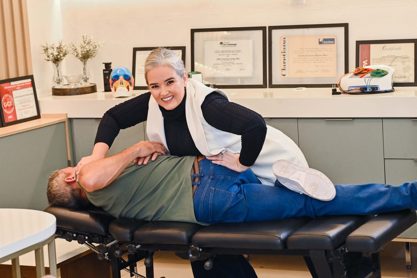Ludmila B Maia realizando atendimento de quiropraxia em consultório