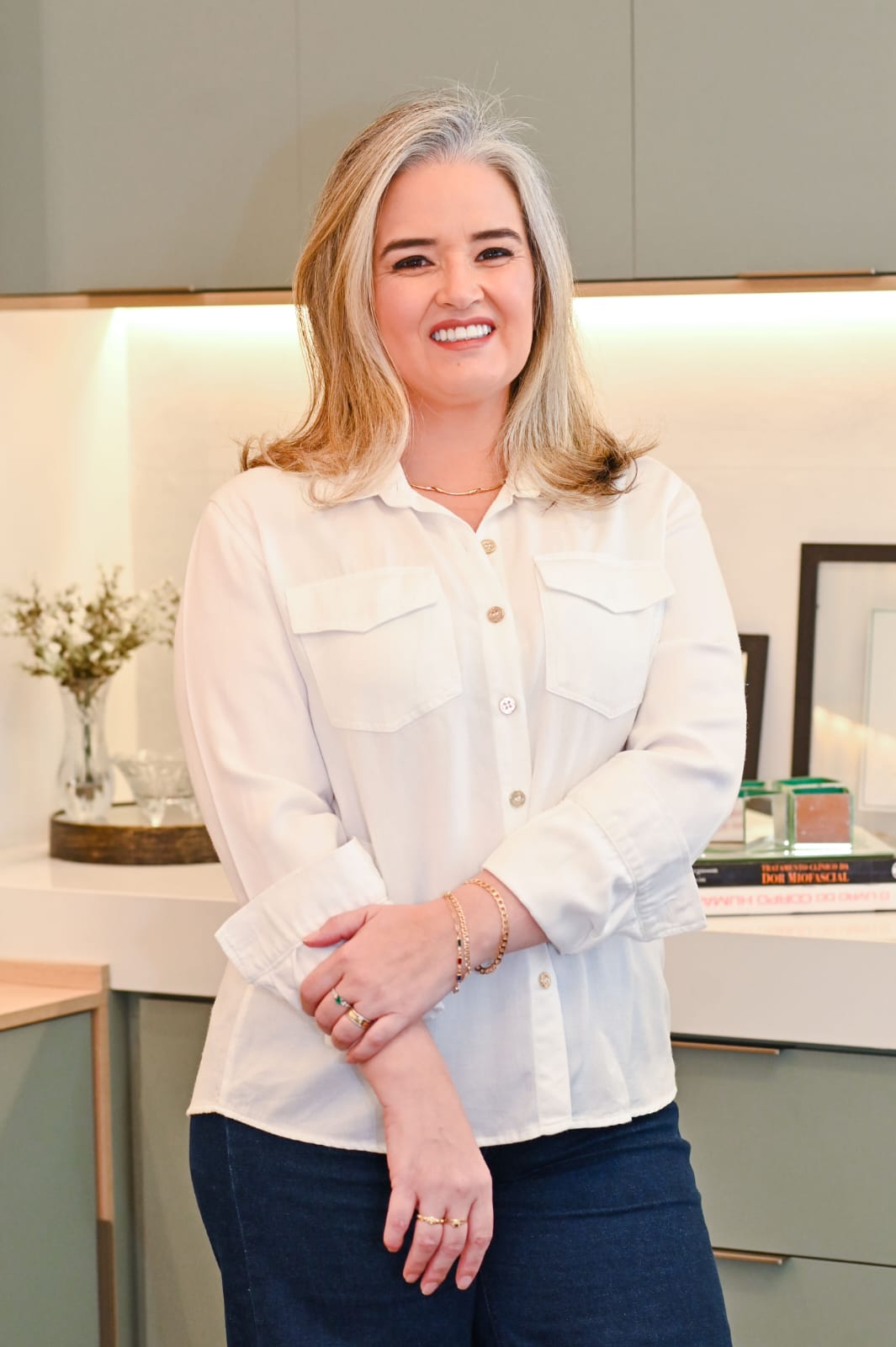 Ludmila B Maia em retrato profissional no consultório